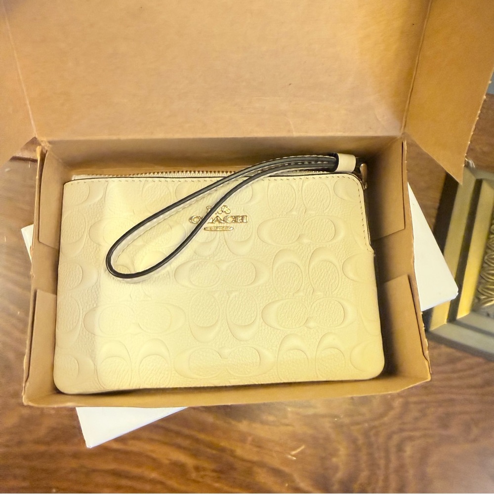 NIB Coach White Leather Embossed Signature Wristlet Clutch with Strap - Picture 5 of 9